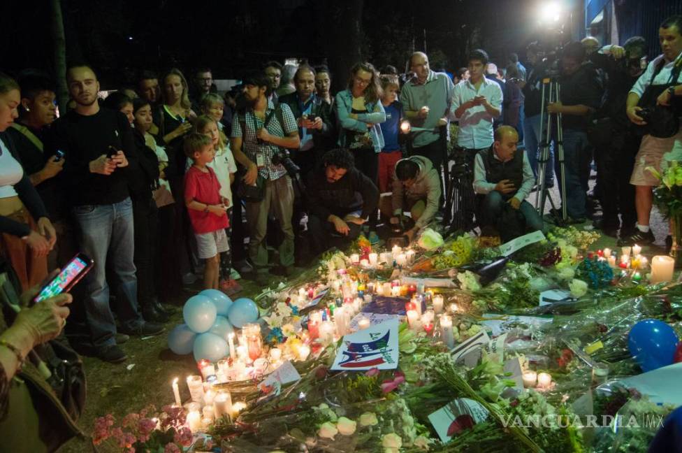 $!Franceses en México rinden homenaje a víctimas de atentados en París