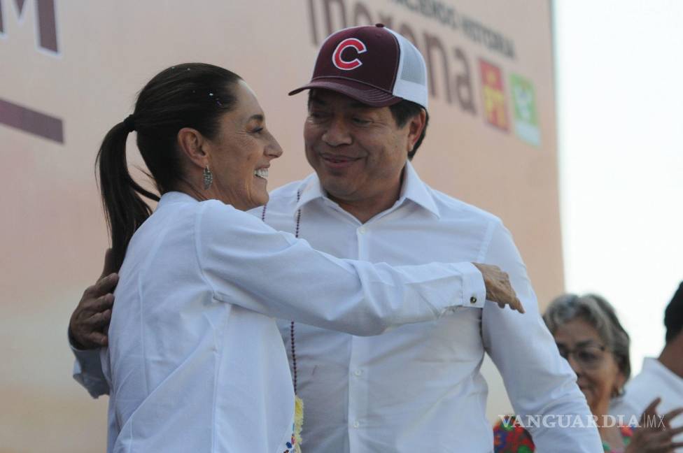 $!Claudia Sheinbaum y Mario Delgado se saludan luego del discurso del dirigente de Morena en el Estado de México.