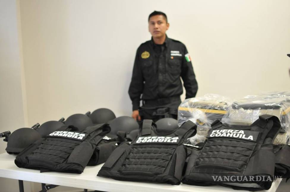 $!Entregan equipo y armamento a elementos de Fuerza Coahuila en Monclova