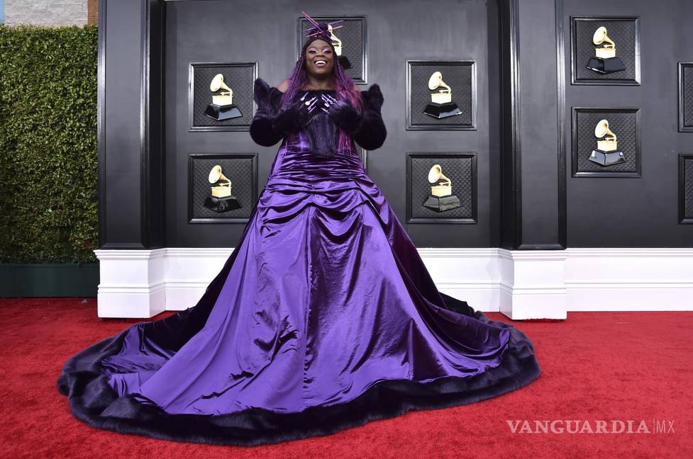 $!Yola usó el color morado, de pies a cabeza, en los Grammy 2022.