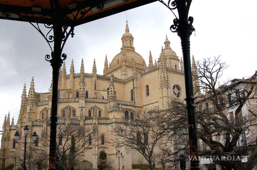 $!Llamada la Dama de las Catedrales, la Catedral de Segovia de estilo gótico tardío, fue construida ya en el siglo XVI entre 1525 y 1577, para sustituir el templo románico semidestruido en las guerras de las comunidades.