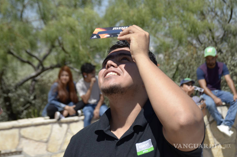 $!¡Hacen su agosto! Estudiantes venden y rentan protectores para ver el eclipse en la UAdeC