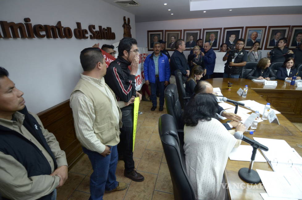 $!Aprueban alza a tarifas del transporte en Saltillo; ciudadanos irrumpen en Alcaldía y forman un 'Cabildo Ciudadano'