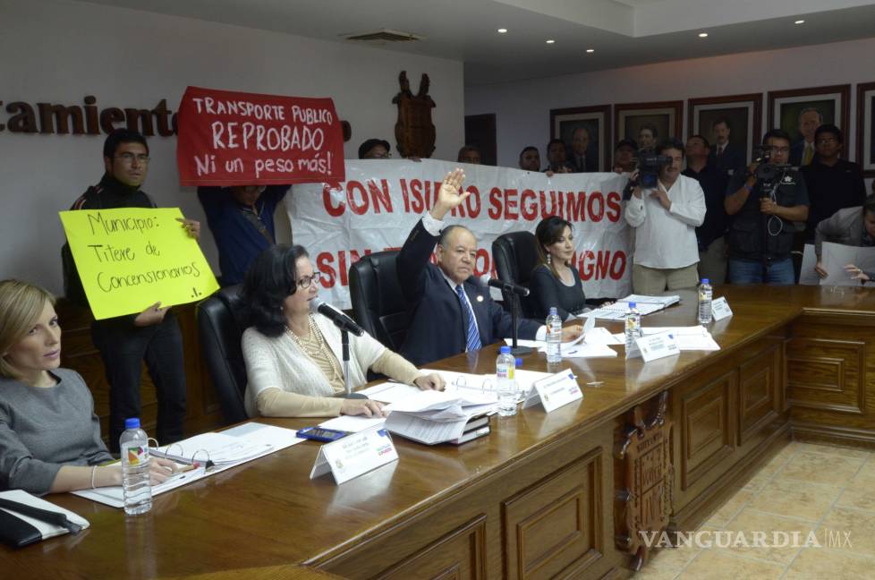 $!Aprueban alza a tarifas del transporte en Saltillo; ciudadanos irrumpen en Alcaldía y forman un 'Cabildo Ciudadano'