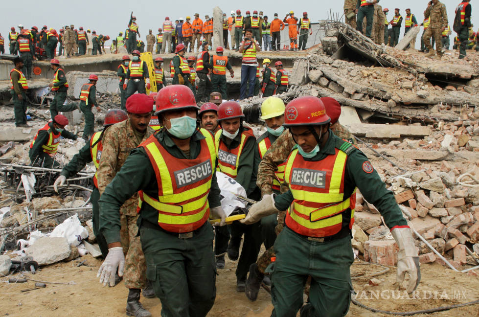 $!Suben a 46 los muertos por derrumbe en Pakistán
