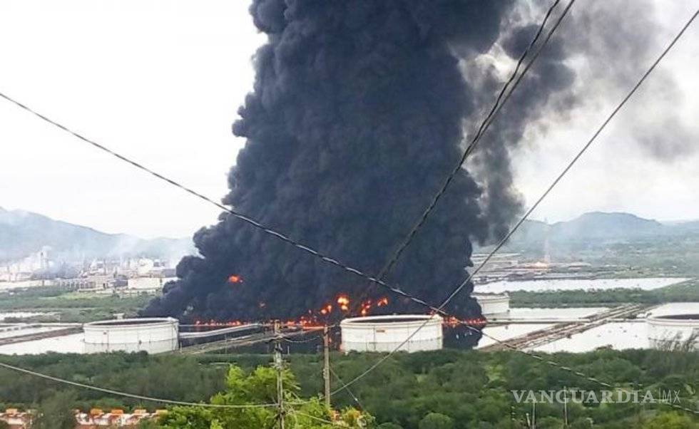 $!Deja incendio 9 lesionados en una refinería en Oaxaca