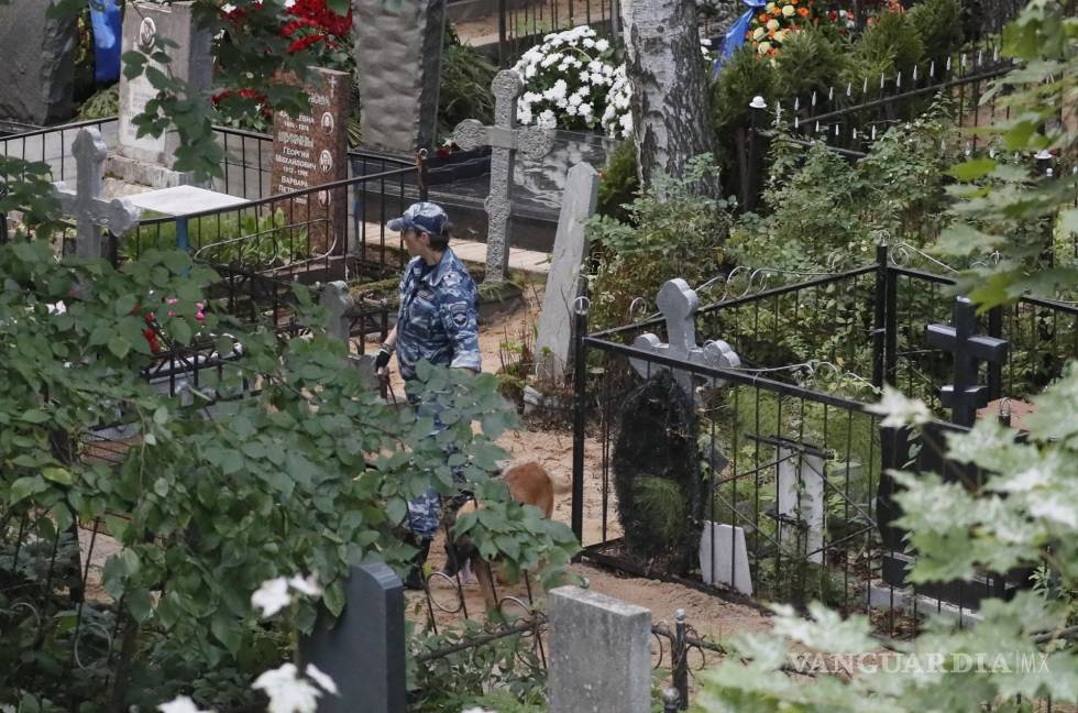 $!Un oficial de policía ruso custodia la tumba del jefe del grupo PMC Wagner, Yevgeny Prigozhin, en el cementerio de Porokhov en San Petersburgo, Rusia.