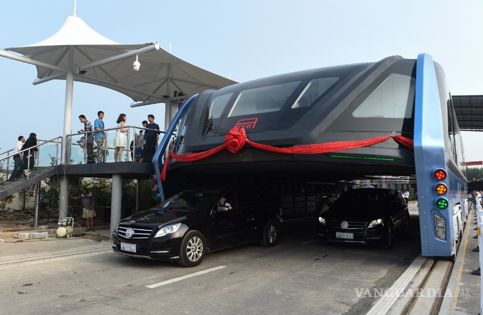 $!China ya prueba su primer autobús de Tránsito Elevado