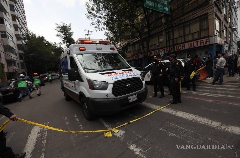 $!Ambulancias trasladan a heridos tras una explosión por fuga de gas en un edificio de Ciudad de México (México). EFE/ Sáshenka Gutiérrez