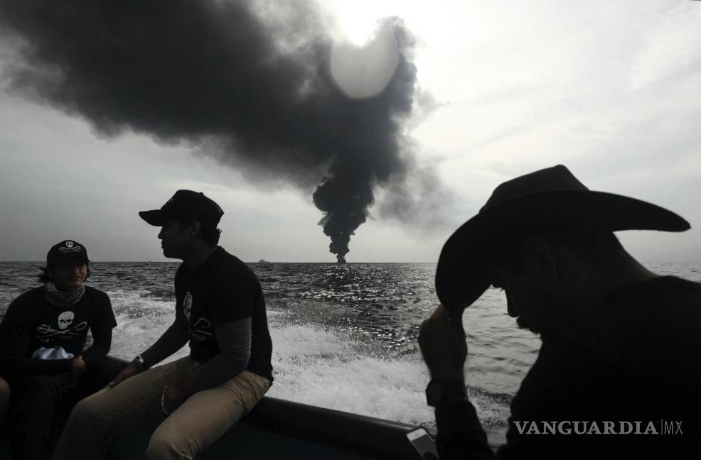 $!25/09/2016. Integrantes de Sea Shepherd monitorean el carguero de petróleo Burgos, que permanece en llamas un día después de haberse incendiado.