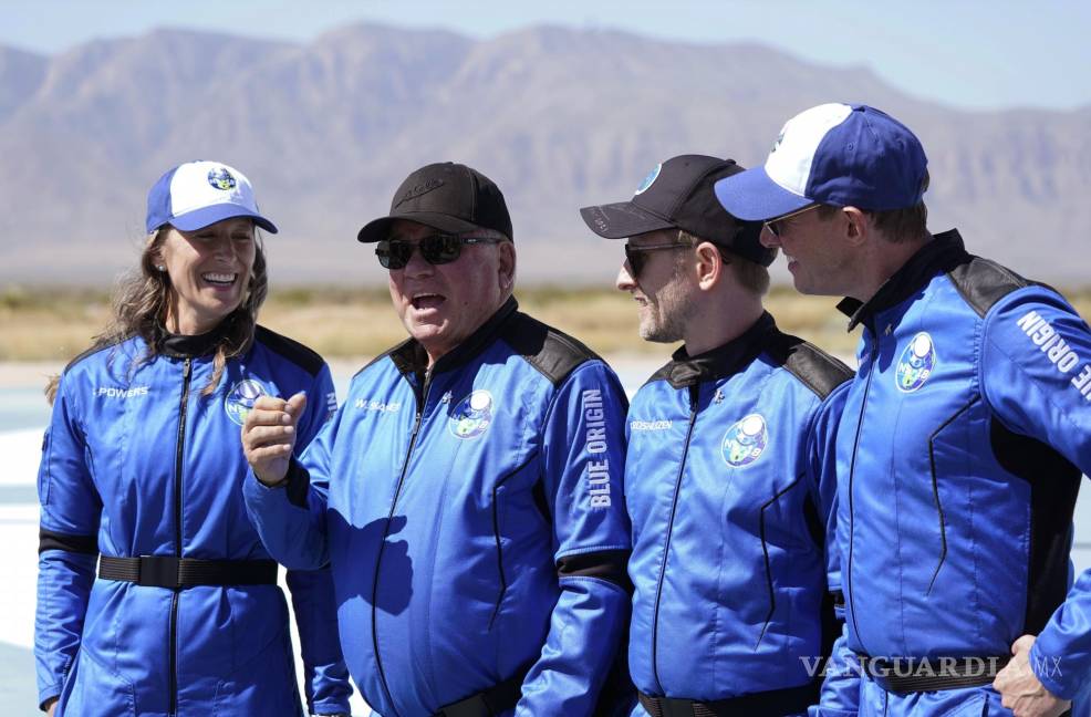 $!William Shatner, segundo de la izquierda, habla junto a Audrey Powers, a la izquierda, Chris Boshuizen y Glen de Vries durante un encuentro con la prensa en el puerto espacial de Blue Origin, cerca de Van Horn, Texas. AP/LM Otero