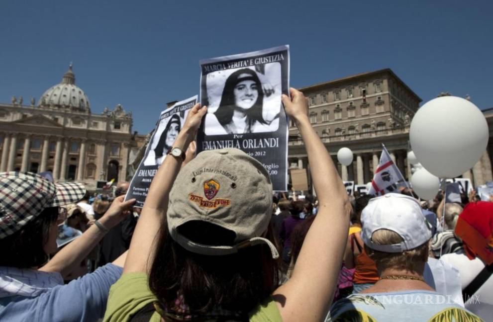 $!27/05/2012. Manifestantes con fotografías de Emanuela Orlandi en la “marcha por la verdad y la justicia para Emanuela” en la plaza de San Pedro, en el Vaticano.
