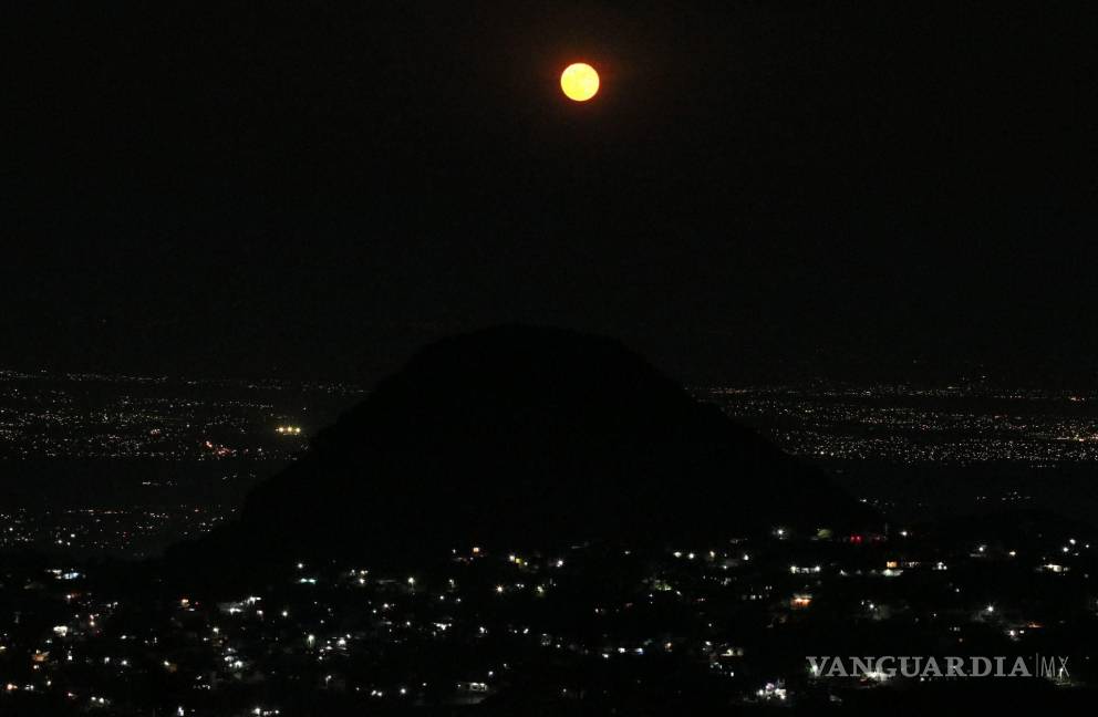 $!La NASA nos brinda una explicación convincente: cuando la luna se aproxima al horizonte, adquiere tonalidades rojizas.