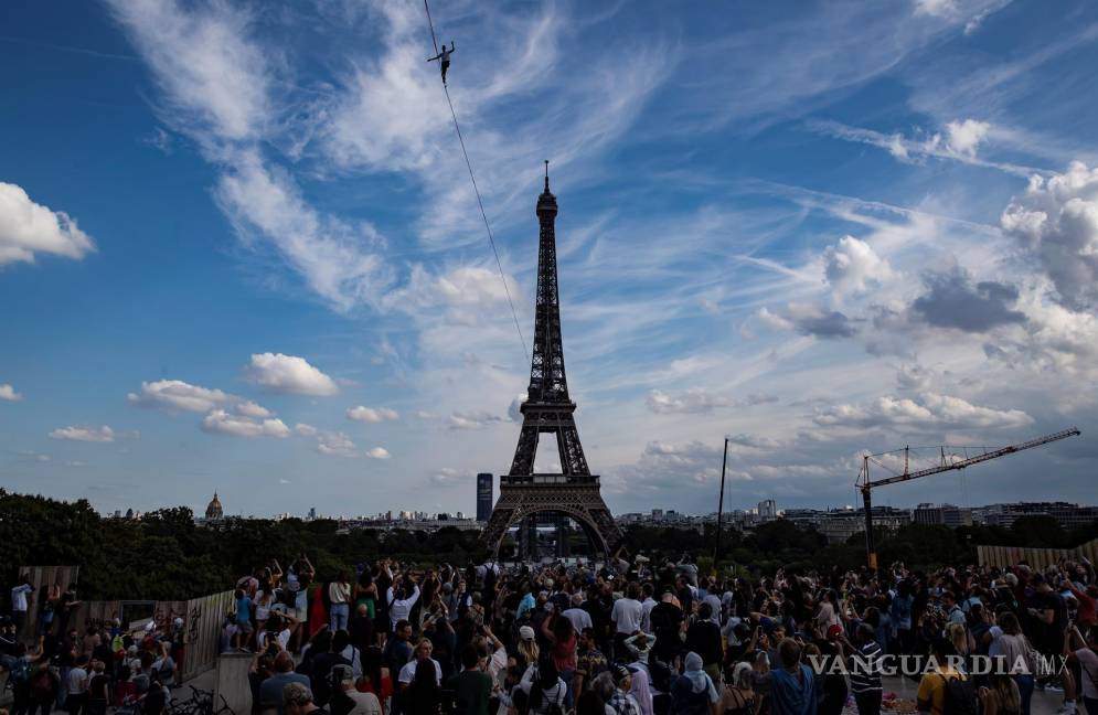 $!Nathan Paulin camina un slackline desde la Torre Eiffel hasta el Palais Chaillot, cruzando el río Sena, en París, Francia. EFE/EPA/Ian Langdsdon