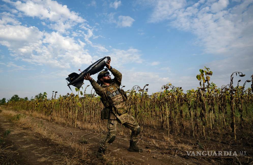 $!Un soldado ucraniano se prepara para lanzar un dron que sobrevolará el territorio ocupado por Rusia en busca de armas pesadas e instalaciones de defensa aérea.