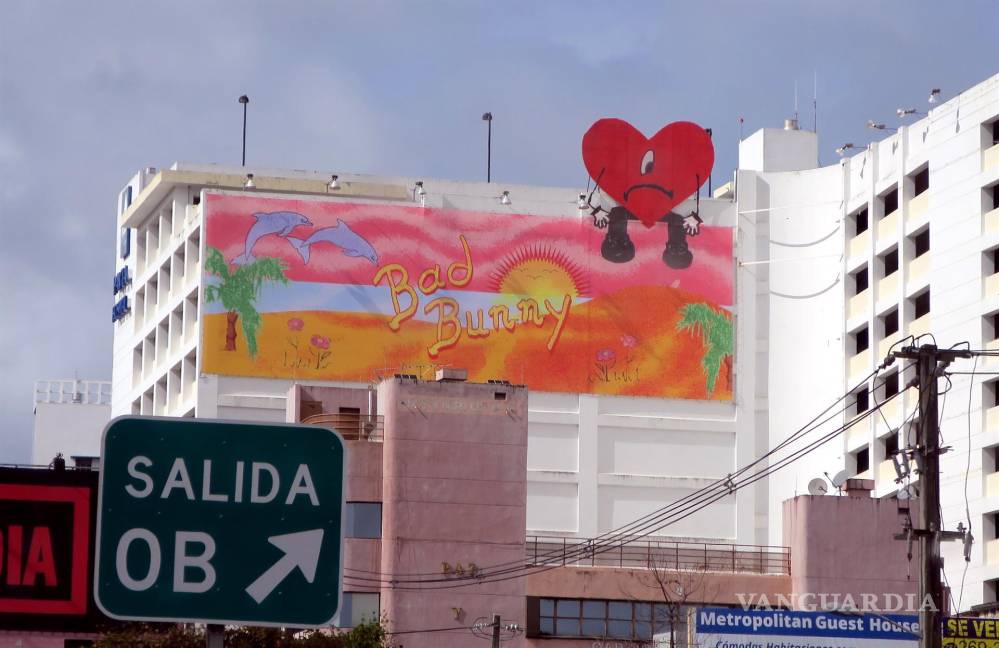 $!Vista de una valla publicitaria del más reciente disco de Bad Bunny, “Un Verano Sin Ti” en un edificio en San Juan, Puerto Rico.