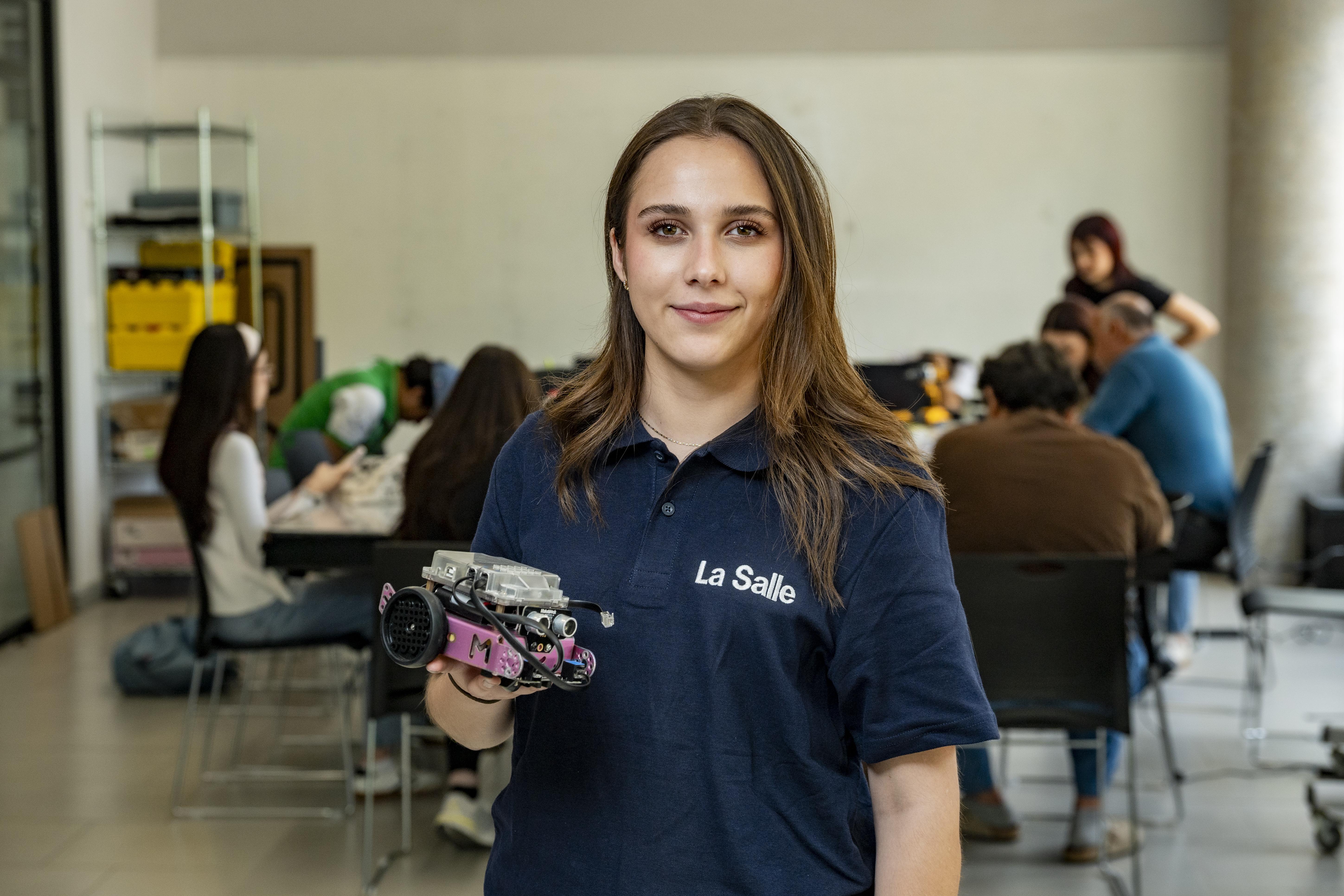 María José impulsó un proyecto de dron asistente para mantenimiento de estaciones espaciales. FOTO: OMAR SAUCEDO