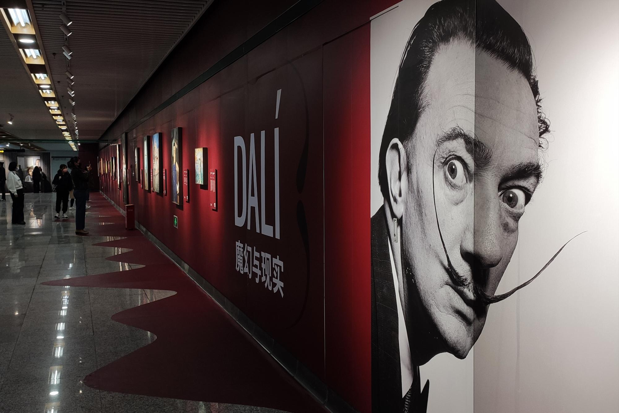 Salvador Dalí se apodera con una exposición del metro de Shanghái. Noticias en tiempo real