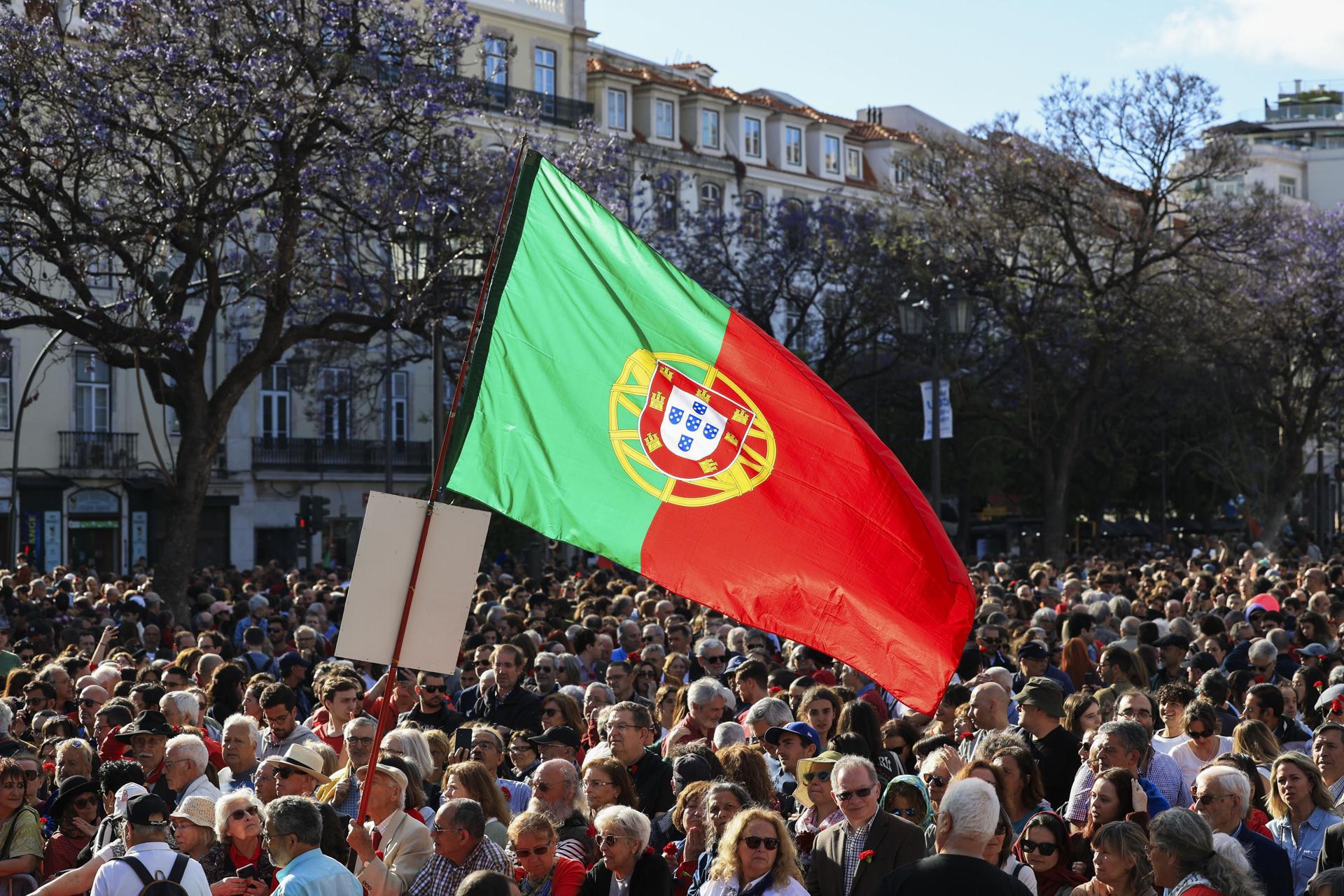 Portugal festeja el 50 aniversario de Revolución de los Claveles que devolvió la democracia al país . Noticias en tiempo real