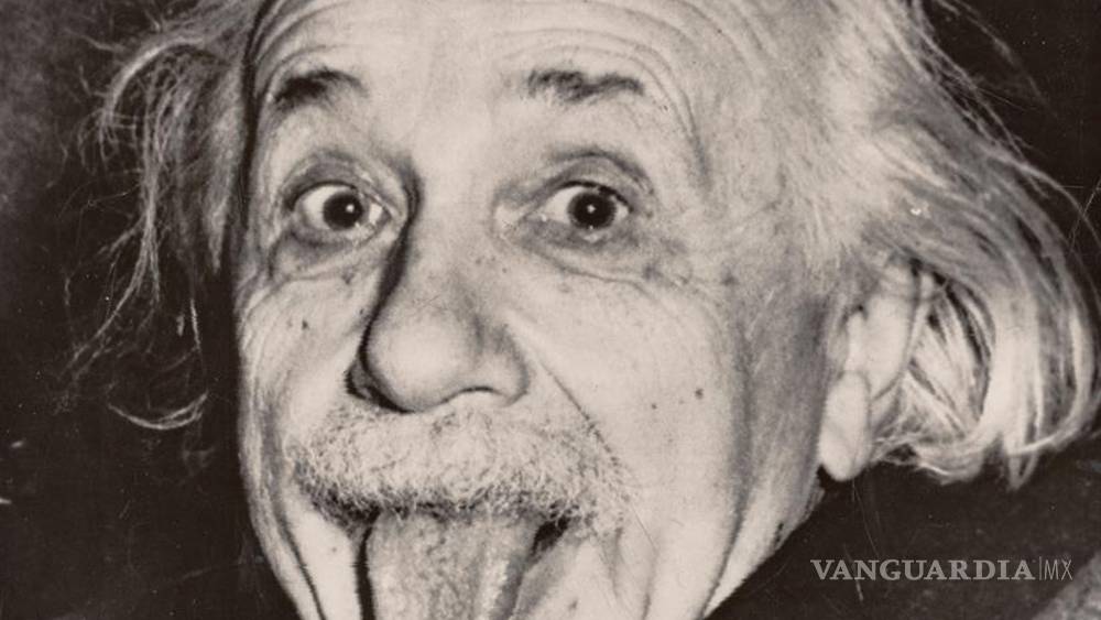 Subastan la copia más antigua de la icónica foto de Einstein sacando la ...