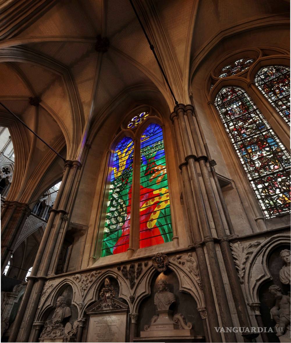 $!David Hockney firma un vitral dedicado a Isabel II en abadía de Westminster