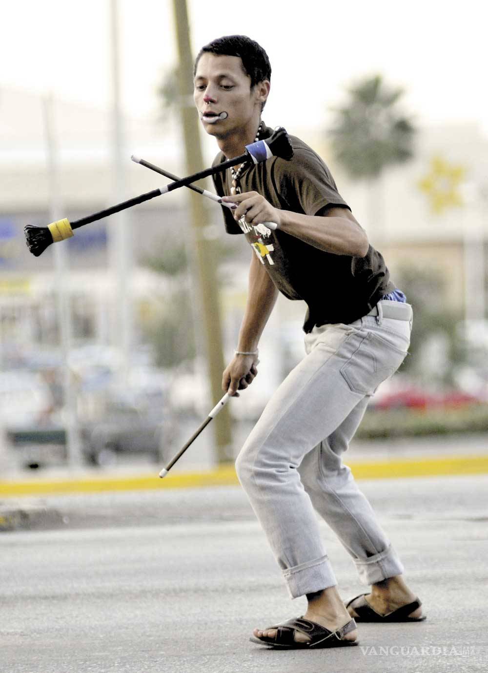 $!Ser ‘millenial’… y ganarse la vida bajo un semáforo