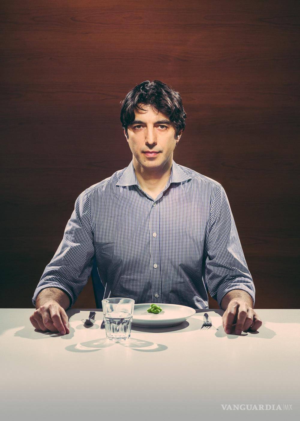 $!Dr. Valter Longo, sentado a la mesa.