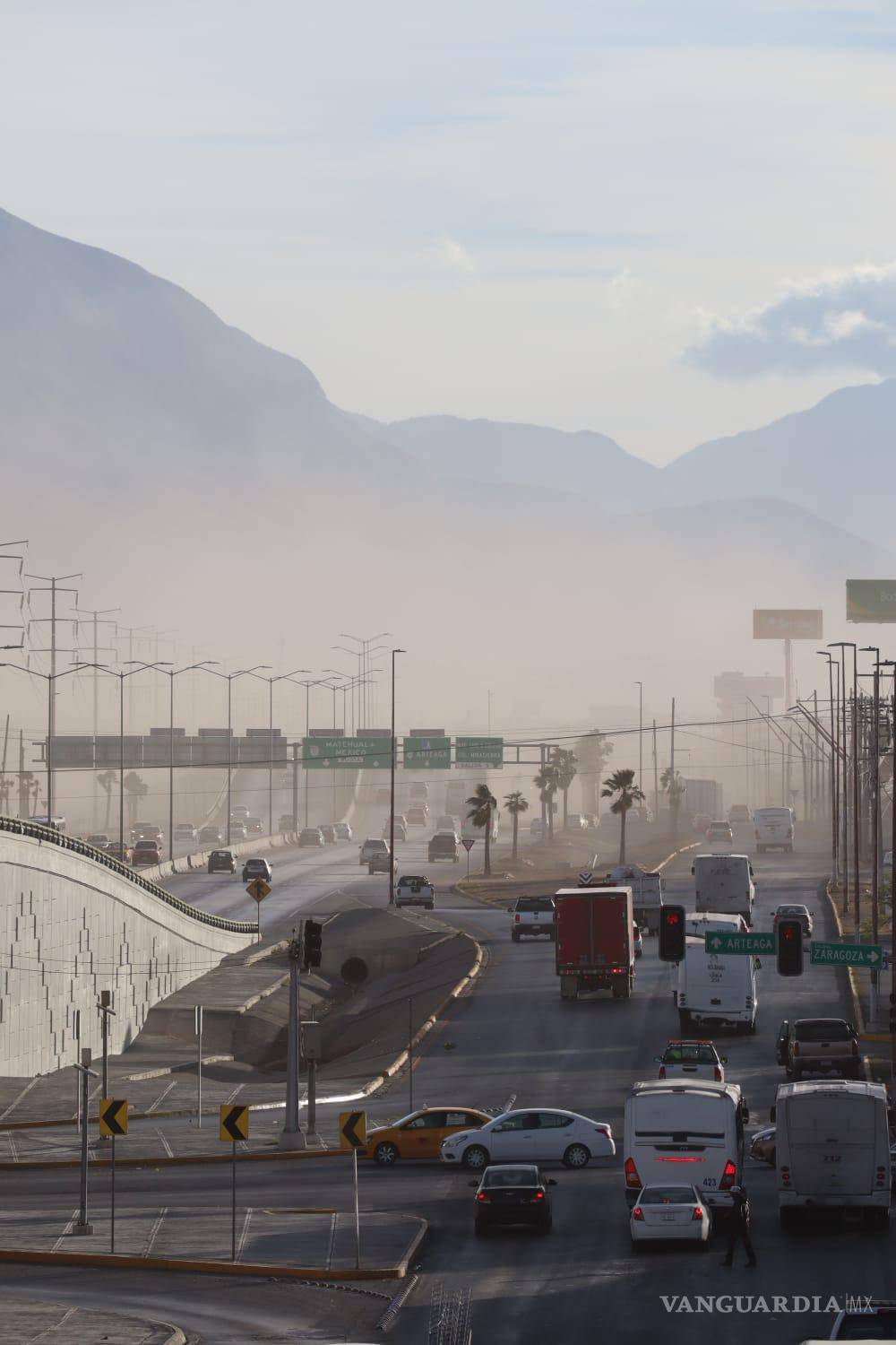 $!El Gobierno Municipal de Saltillo, a través de sus distintas dependencias, lleva a cabo un operativo de prevención y atención, tras las fuertes rachas de viento que alcanzaron hasta 75 kilómetros por hora.