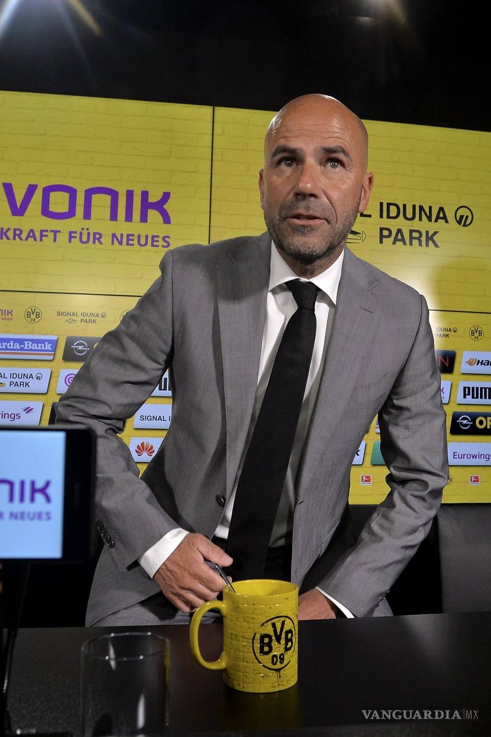 $!Peter Bosz, nuevo entrenador del Borussia Dortmund