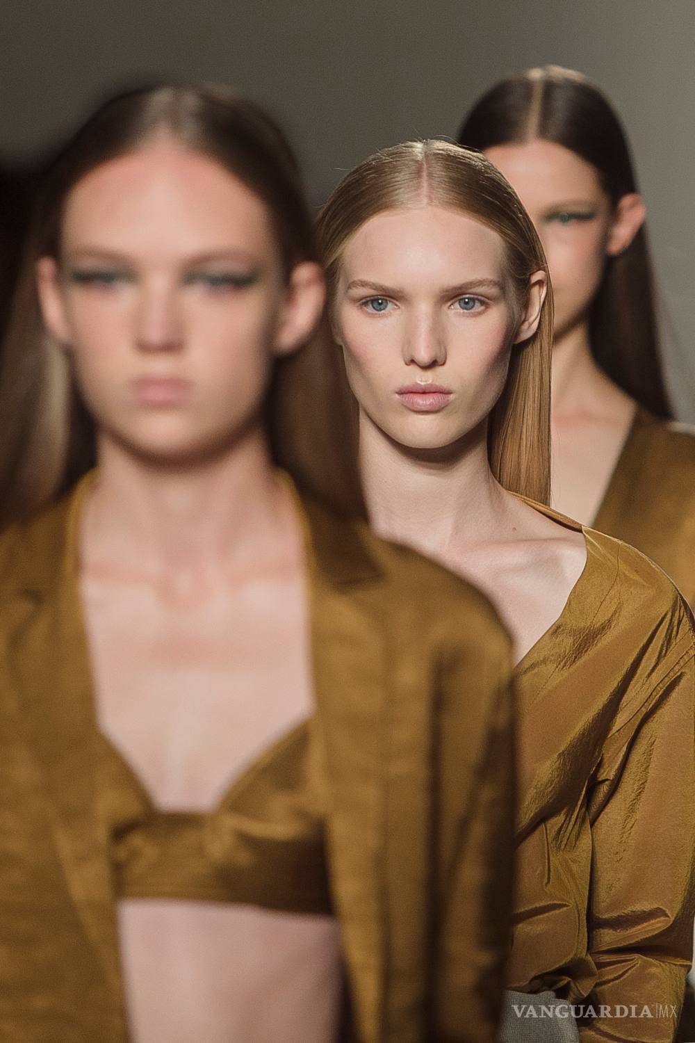 $!Victoria Beckham apuesta por una primavera en terciopelo