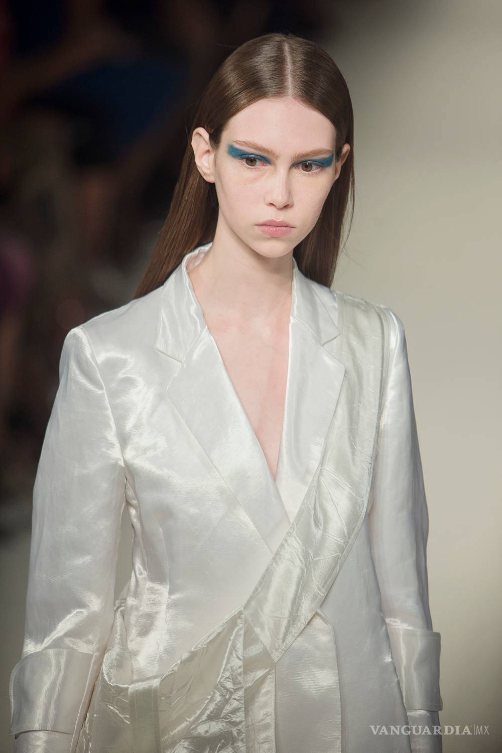 $!Victoria Beckham apuesta por una primavera en terciopelo