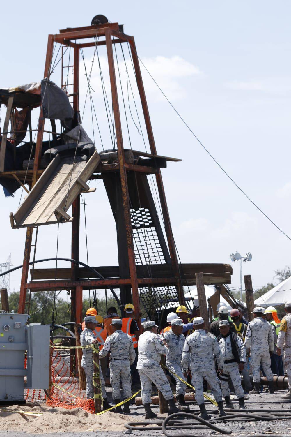 $!El padre de Fernando, se muestra renuente a que su hijo descienda pues asegura corrió con suerte la primera vez, pero también sostiene que son sus compañeros y no puede abandonarlos.