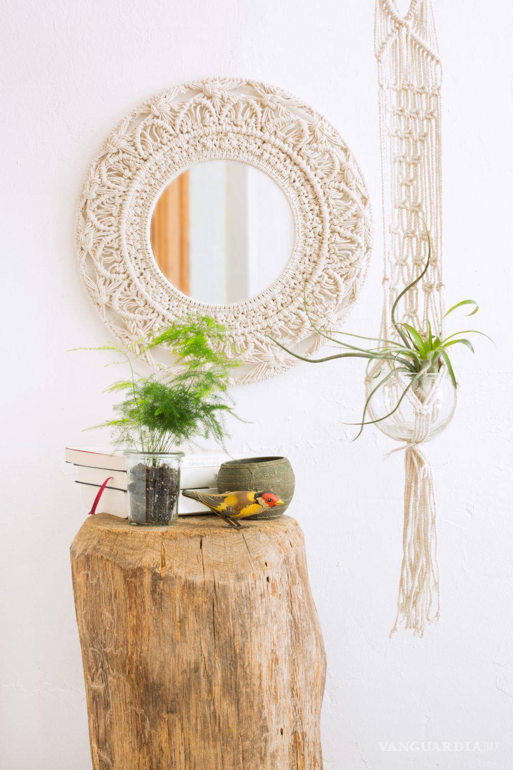 $!El macramé ayuda a vestir marcos y a aportarles toques personales a través de flores, perlas y detalles.