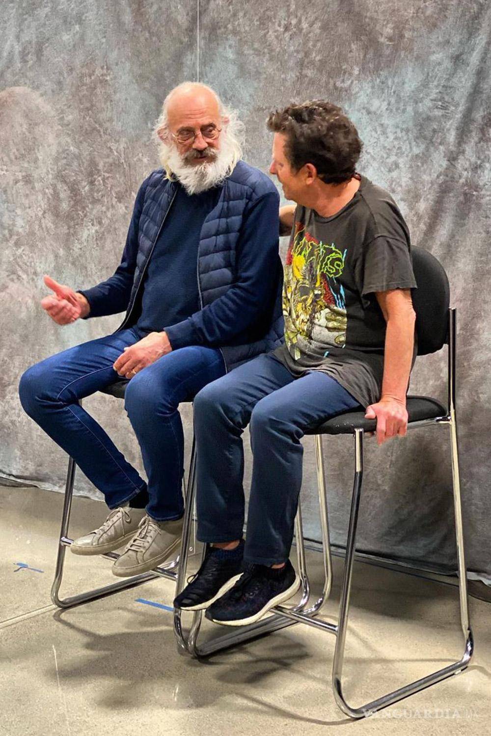 $!Lloyd, de 82 años, también publicó una foto de su reunión, que mostraba al dúo en medio de una conversación mientras estaba sentado en unas sillas altas.