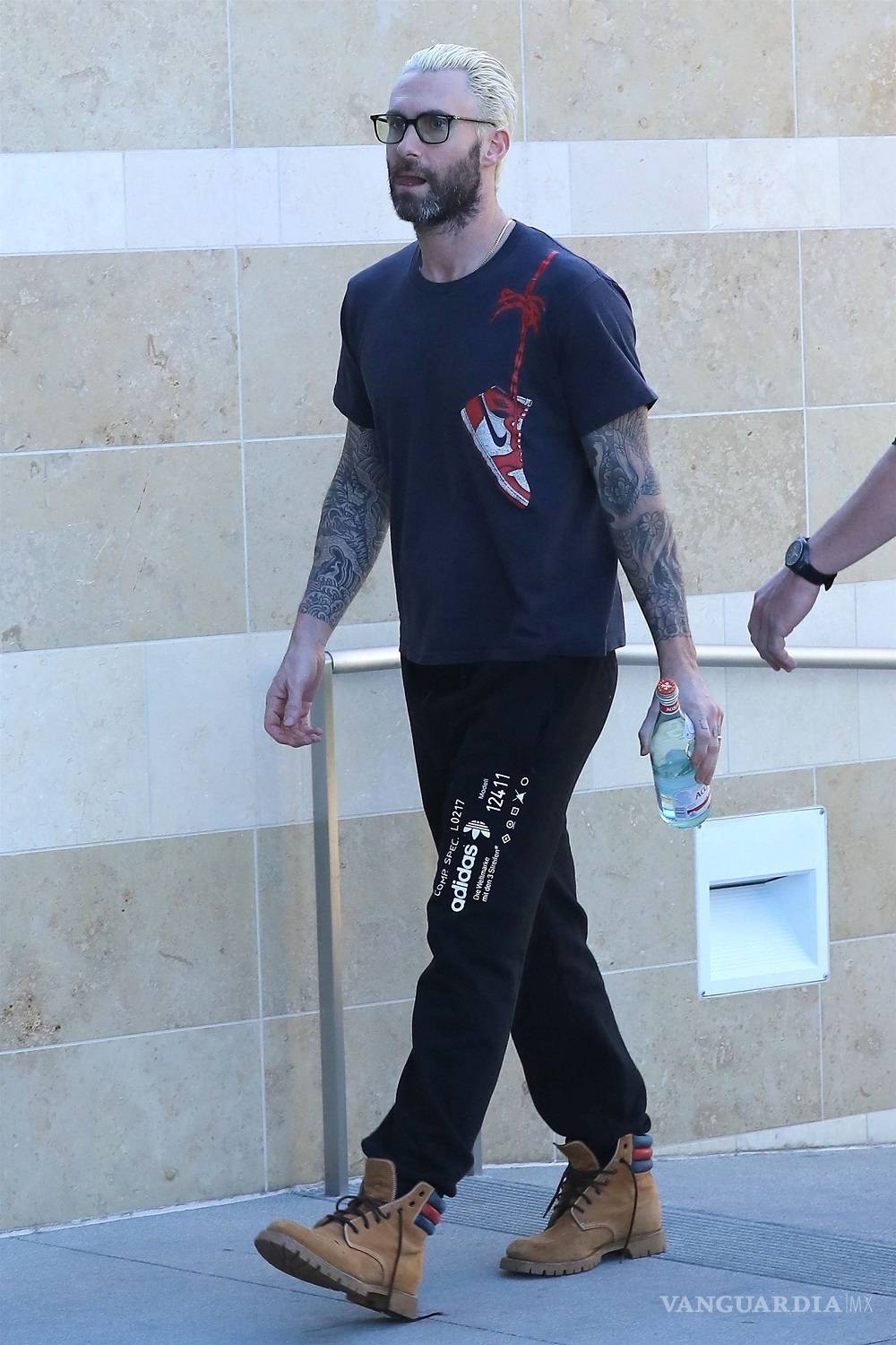 $!Adam Levine se pone güero y Maroon 5 estrena video