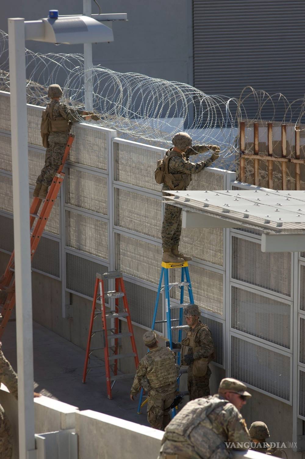 $!Ante la llegada de la caravana migrante a Tijuana, EU refuerza su frontera con soldados