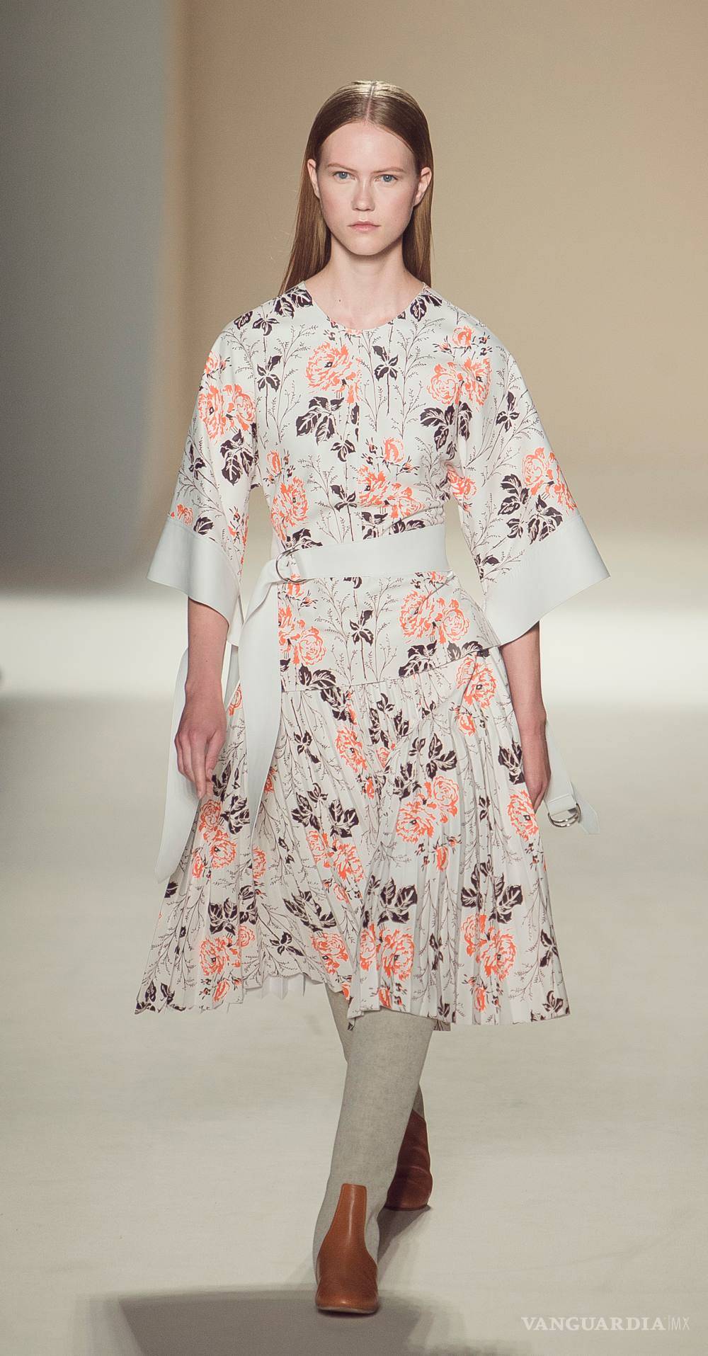 $!Victoria Beckham apuesta por una primavera en terciopelo