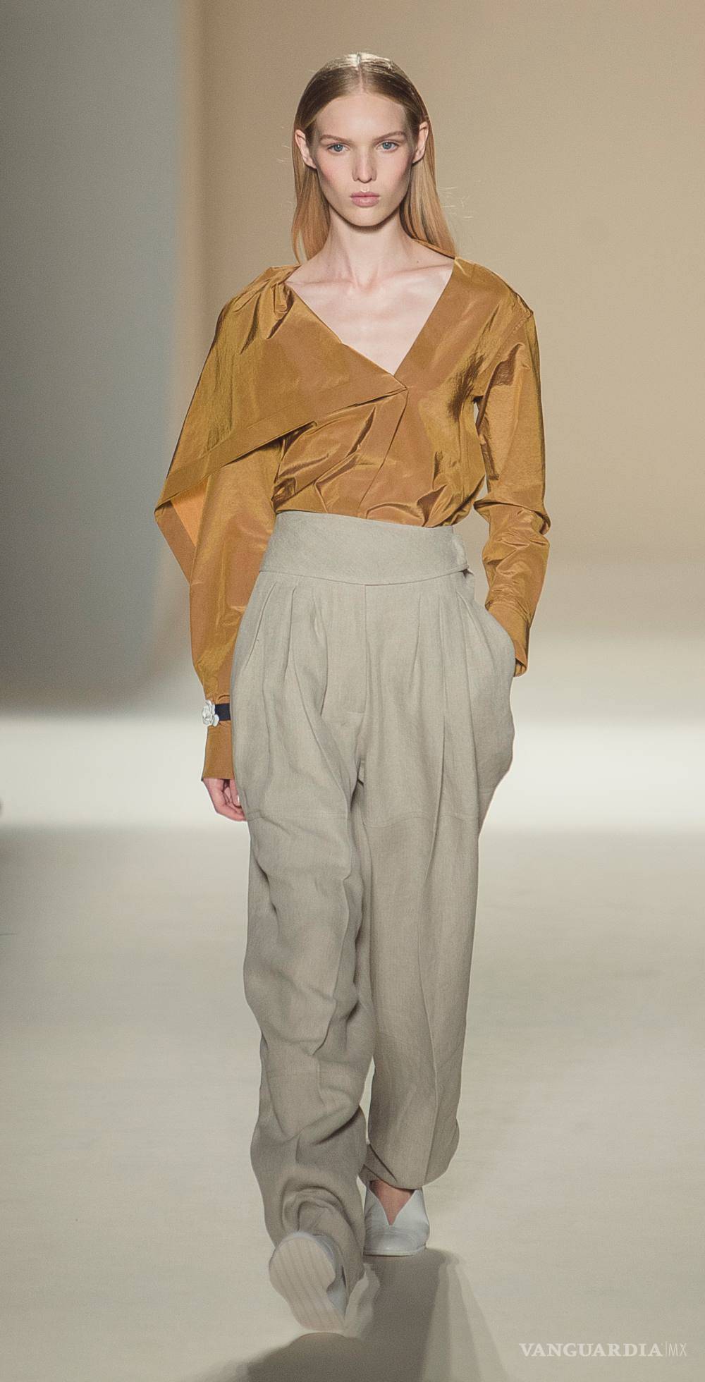 $!Victoria Beckham apuesta por una primavera en terciopelo