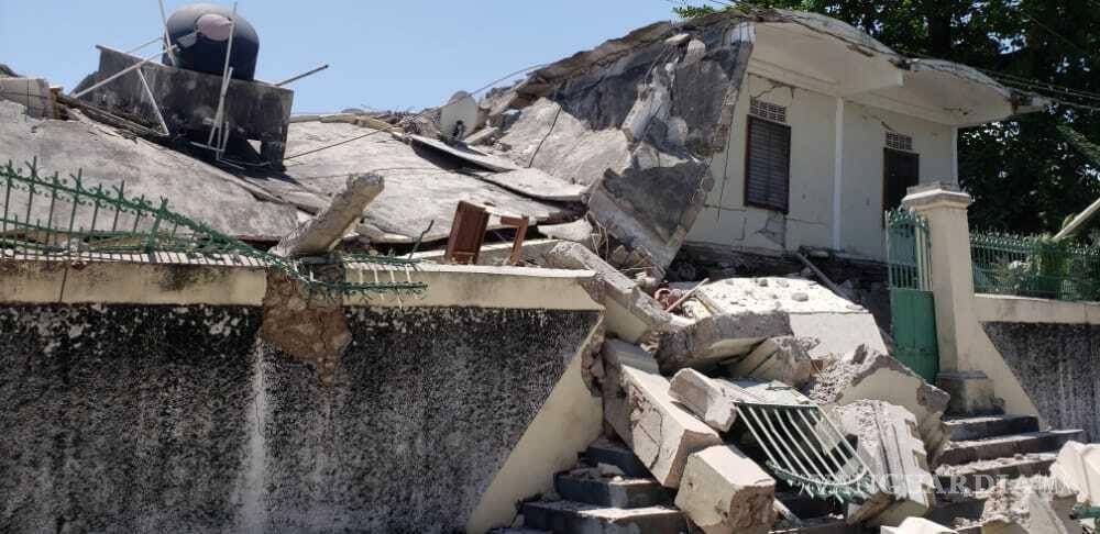 $!La residencia del obispo católico sufre daños tras un terremoto en Les Cayes, Haití. AP/Delot Jean