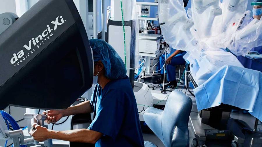 El robot Da Vinci Xi permite a los cirujanos controlar al 100% los instrumentos y la cámara, ofreciendo procedimientos más precisos y seguros para los pacientes.