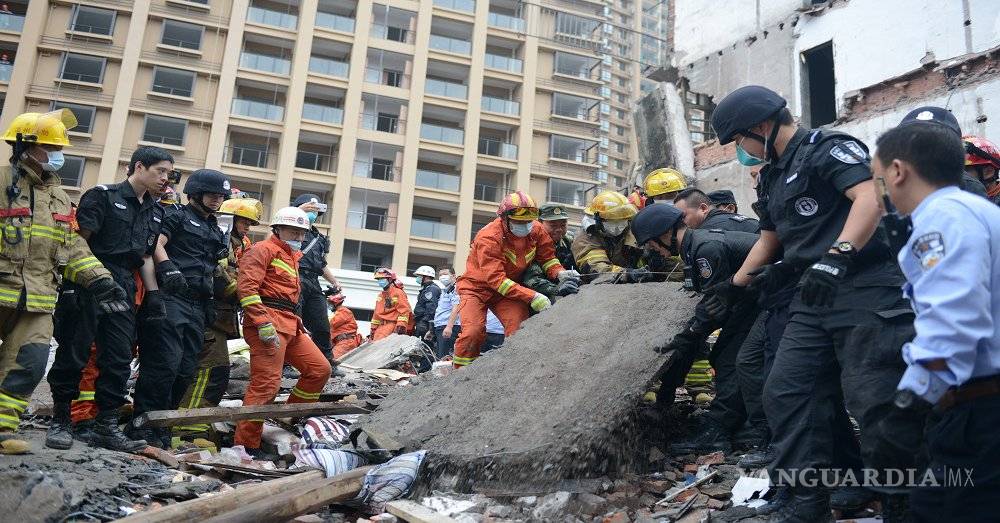 $!Mueren al menos 17 personas al derrumbarse conjunto habitacional en China