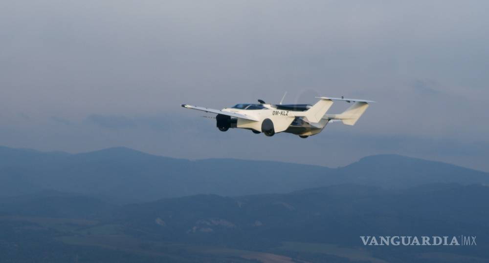 $!AirCar, primer vehículo volador en aterrizar en un aeropuerto de Eslovaquia