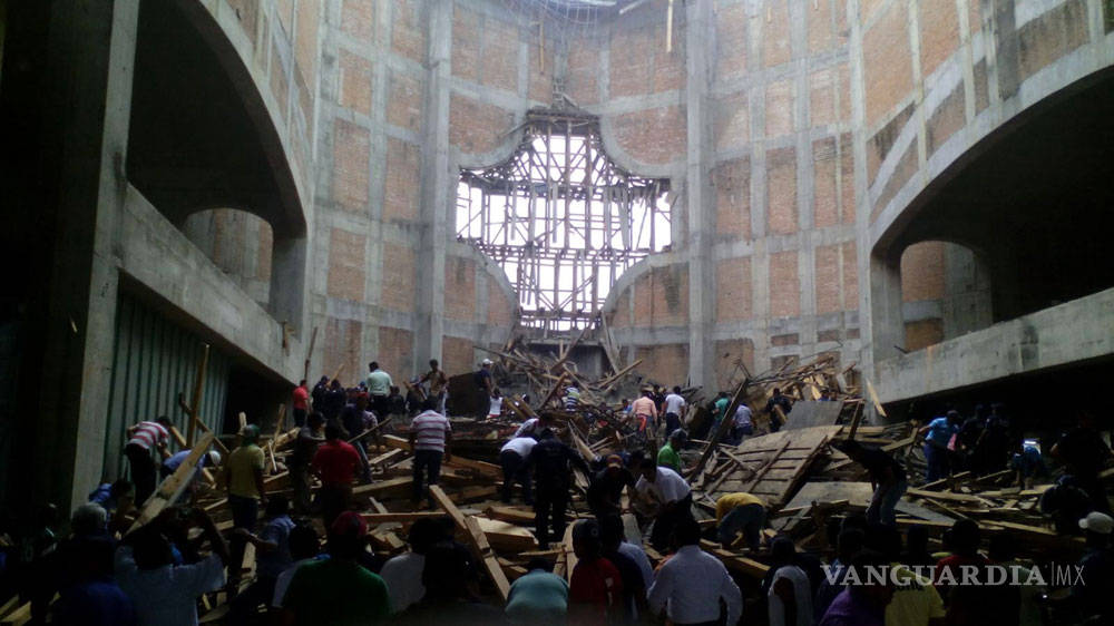 $!Cuatro muertos tras derrumbe en catedral de Tuxtepec, Oaxaca