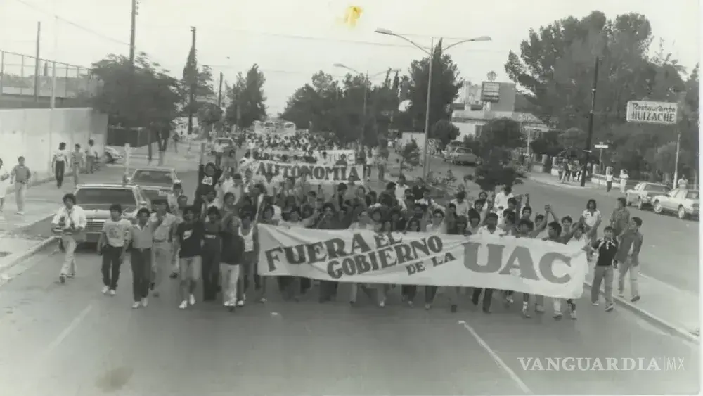 $!La consigna era clara: “Fuera el gobierno de la UAC”. Aquella multitud de jóvenes no pedía otra cosa que dignidad académica y libertad institucional. Saltillo ya marchaba, aunque la historia insista en olvidarlo.