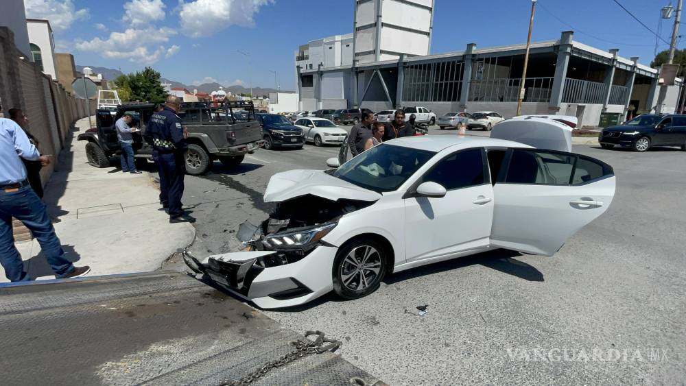 Saltillo: conductora se pasa el rojo y choca contra Tereso Medina; deja ...