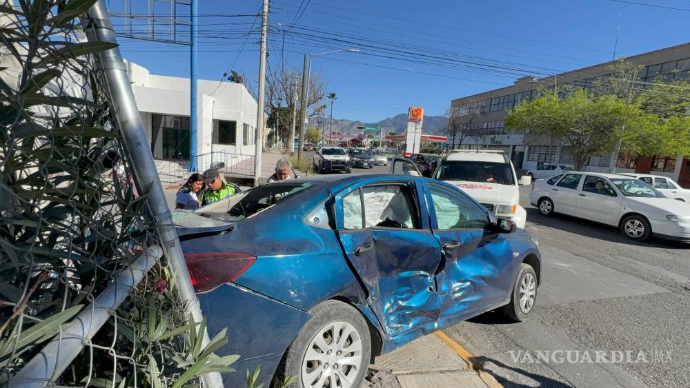 Conductora se pasa el alto y la impactan, en Saltillo