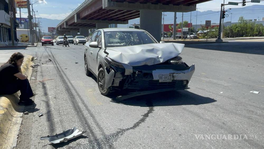 Conductora no respeta el rojo y causa accidente en periférico LEA de ...