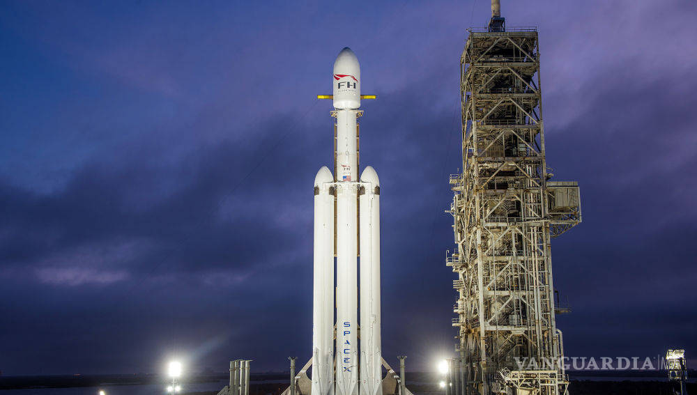 $!SpaceX lanzó con éxito su cohete gigante Falcon Heavy, con rumbo a Marte