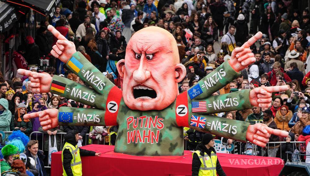 $!Una carroza muestra al presidente de Rusia, Vladímir Putin, llamando a todos los demás nazis en el tradicional desfile de carnaval en Düsseldorf, Alemania.
