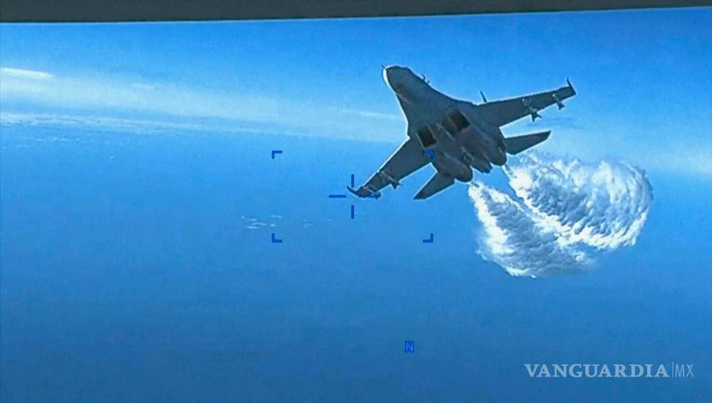 $!Un avión Su-27 ruso se acerca a la parte trasera de un dron estadounidense MQ-9 y comienza a arrojar fuel a su paso, sobre el Mar Negro, dijo el Pentágono.